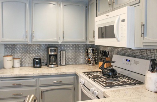 Visalia Condo | Cozy Condo Retreat Near Sequoia Park with Top Amenities