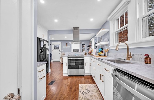 Amelia House | Inviting Newly Renovated Home with Chef’s Kitchen Awaits