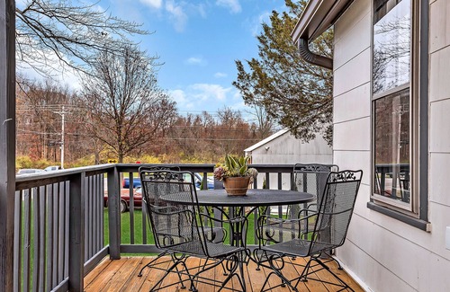 Amelia House | Inviting Newly Renovated Home with Chef’s Kitchen Awaits