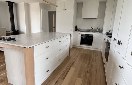 Barwon Heads Villa | Seaside Retreat: Newly Renovated with Breathtaking Views