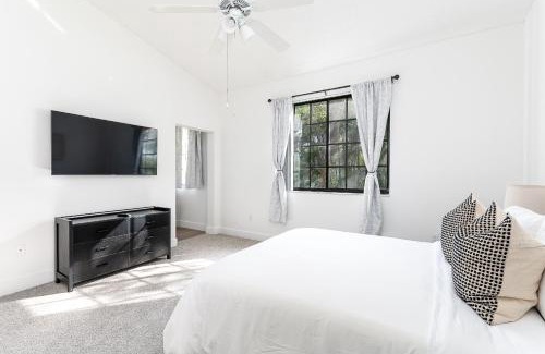 Delray Beach Apartment | Beautiful Delray Beach Townhome with Oceanfront Pool