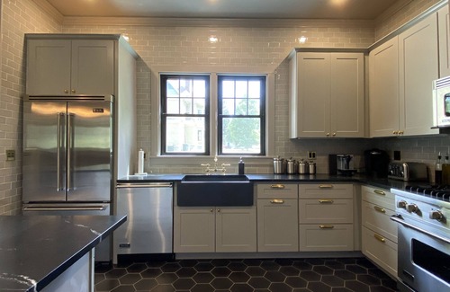Athens House | Designer 3-BR Carriage House in Athens - Perfect for Families!