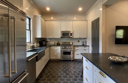 Athens House | Designer 3-BR Carriage House in Athens - Perfect for Families!