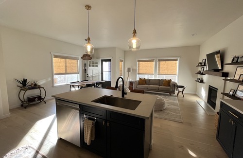 Redmond House | Inviting New Home with Ocean Views in Central Oregon