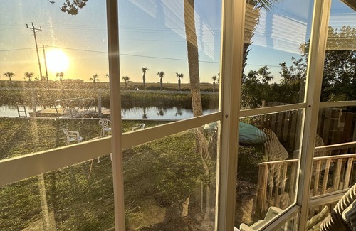Suwannee Cottage | Inviting Fish Camp Retreat with Private Dock & Fire Pit