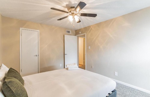 Midland Apartment | Modern Flat in the Heart of Midland - Family Friendly Stay