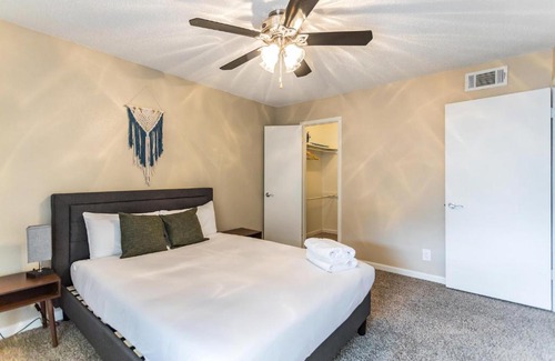 Midland Apartment | Modern Flat in the Heart of Midland - Family Friendly Stay