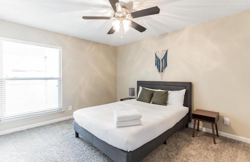Midland Apartment | Modern Flat in the Heart of Midland - Family Friendly Stay