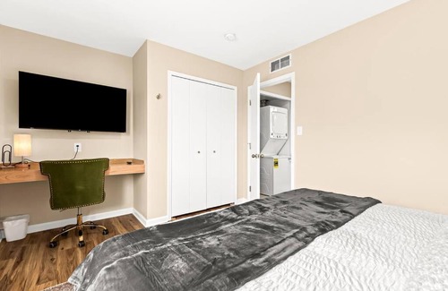 Roseville Apartment | Modern Flat Steps from Downtown Roseville with Pet Options