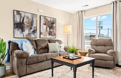 Roseville Apartment | Modern Flat Steps from Downtown Roseville with Pet Options