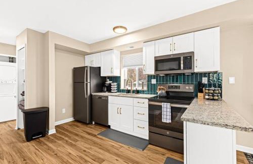 Roseville Apartment | Modern Flat Steps from Downtown Roseville with Pet Options
