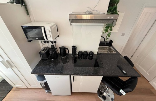 Woodley Apartment | Newly Renovated - Free Parking - Peaceful Garden