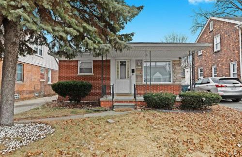 Lincoln Park House | Newly Renovated GEM Work Crews Welcome