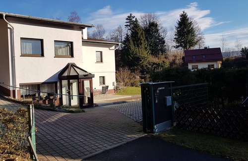 Zella-Mehlis House | Renovated Holiday Home Matthes: Pet-Friendly Retreat Awaits