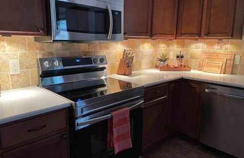 Sierra Vista House | Top-Rated Staycation at the Legends with Pool & Breakfast