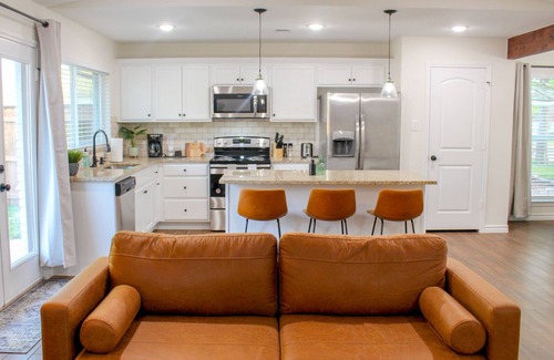 Rowlett House | Modern Retreat in Prime Location for Memorable Stays