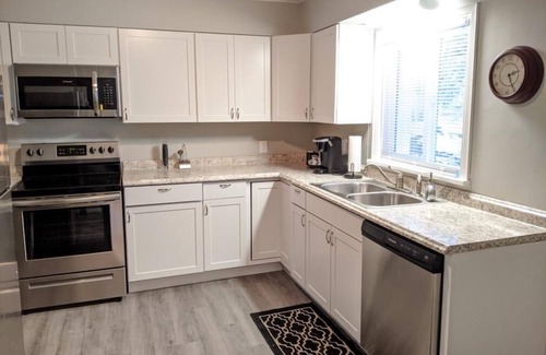 Erie House | Freshly Renovated Hotel Near Airport with Oceanfront Views