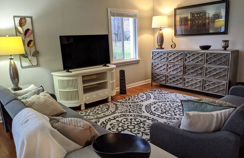 Erie House | Freshly Renovated Hotel Near Airport with Oceanfront Views