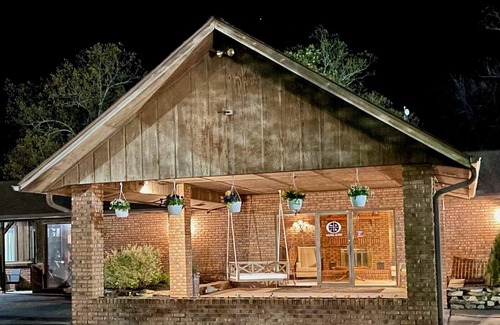 Wappapello House | Renovated King Room with High-Speed Internet & Pool Access