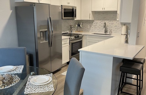 Lantana Condo | Renovated Lantana Condo with Ocean View & Pool Access