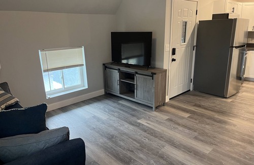 Elroy Apartment | Modern 1 Bedroom Retreat - Perfect for Families