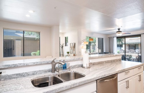 Fox Crossing House | Bright Waterfront Townhome in Chandler with Amazing Amenities