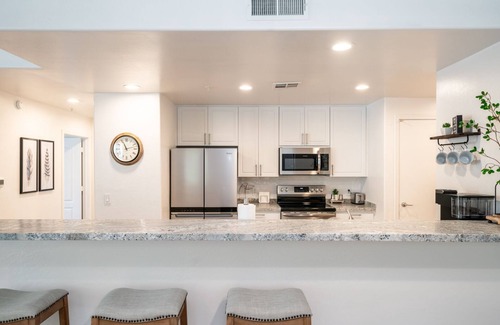 Fox Crossing House | Bright Waterfront Townhome in Chandler with Amazing Amenities