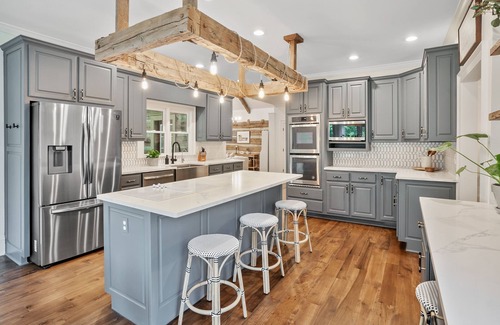 Jackson County Other | Designer Farmhouse Getaway with Spa & Hot Tub, Rated 10/10