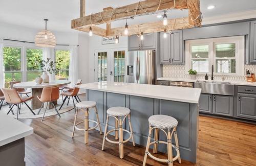 Jackson County Other | Designer Farmhouse Getaway with Spa & Hot Tub, Rated 10/10