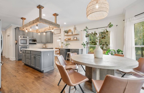 Jackson County Other | Designer Farmhouse Getaway with Spa & Hot Tub, Rated 10/10