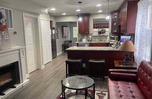 North Rosslyn House | Stylish Townhome in Rosslyn with Kitchen & Pet-Friendly Perks