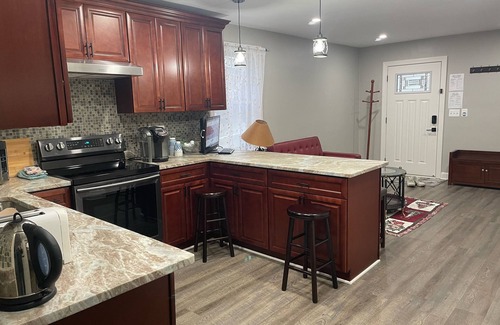 North Rosslyn House | Stylish Townhome in Rosslyn with Kitchen & Pet-Friendly Perks