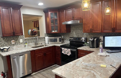 North Rosslyn House | Stylish Townhome in Rosslyn with Kitchen & Pet-Friendly Perks