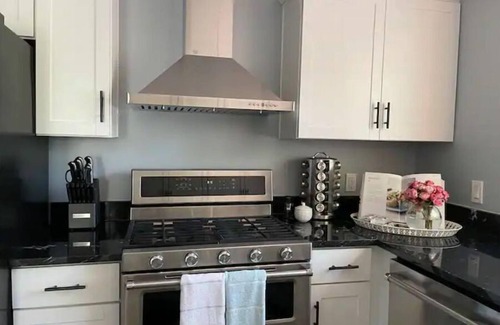 Durham House | Modern Farmhouse Retreat: Steps from Duke & UNC, 10/10 Rated