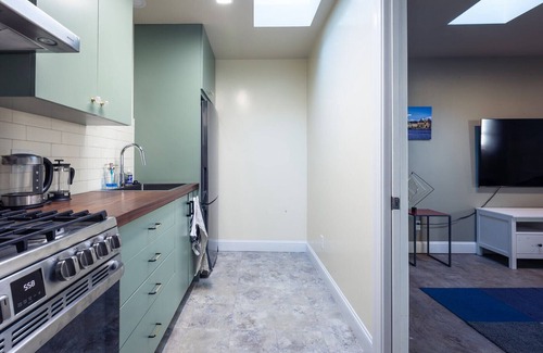 North Berkeley Cottage | Modern Guest House in a Beautiful Neighborhood with Spa