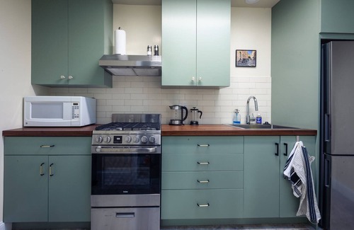 North Berkeley Cottage | Modern Guest House in a Beautiful Neighborhood with Spa