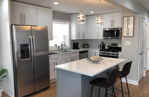 Roseland House | Modern Retreat with Kitchen, Steps from I-94