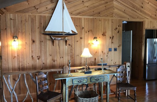 Glenville House | Serene Mountain Retreat with Lake View & Spa Amenities