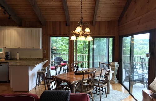 Glenville House | Serene Mountain Retreat with Lake View & Spa Amenities