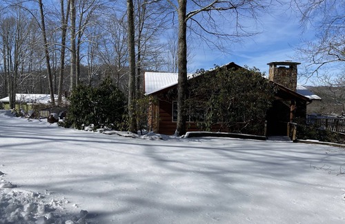Glenville House | Serene Mountain Retreat with Lake View & Spa Amenities