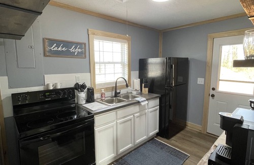 Albany Cabin | Renovated Retreat Near Rowena, Grider & Wolf Creek Dam