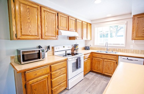 Eugene House | Renovated Retreat near University of Oregon with Pool & Spa