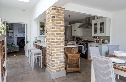 Whitstable House | Renovated Coastal Home: Pet-Friendly & Steps from the Sea