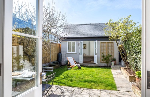 Whitstable House | Renovated Coastal Home: Pet-Friendly & Steps from the Sea
