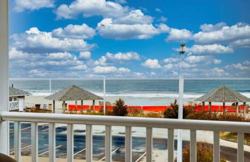 Hampton Apartment | Renovated Beach Retreat with Private Balcony & Ocean View
