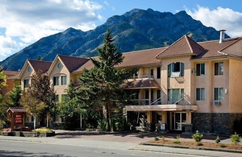 Banff Apartment | Modern Room in Banff with Spa, Hot Tub & Kitchen Access