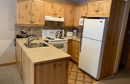 East Kootenay House | Renovated Resort: Ski In/Walk Out with Spa & Pool Access