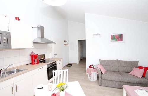 Brarupholz Apartment | Ideal Couples Retreat: Modern Apartment with Garden & Wifi