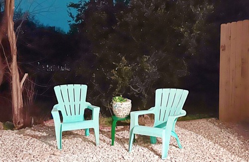 Austin Apartment | Chic South Austin Guesthouse with Private Backyard Oasis