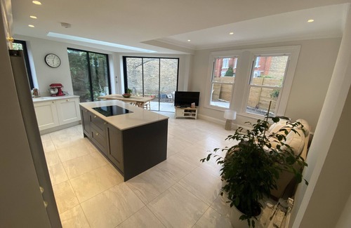 Streatham Hill Apartment | Modern Maisonette with Garden, Spa & Hot Tub Amenities